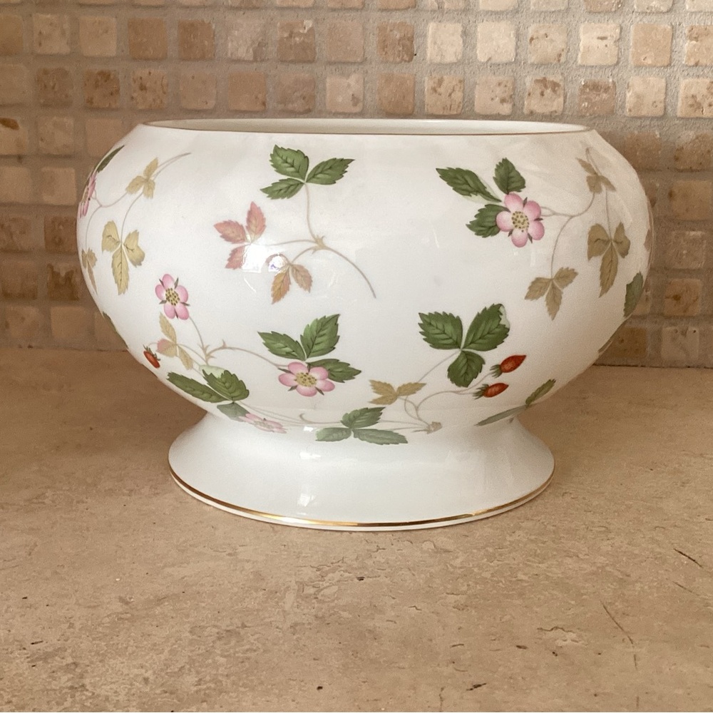 WEDGWOOD WILD STRAWBERRY 🍓BONE CHINA FOOTED BOWL W/GOLD TRIM 4” TALL VINTAGE
